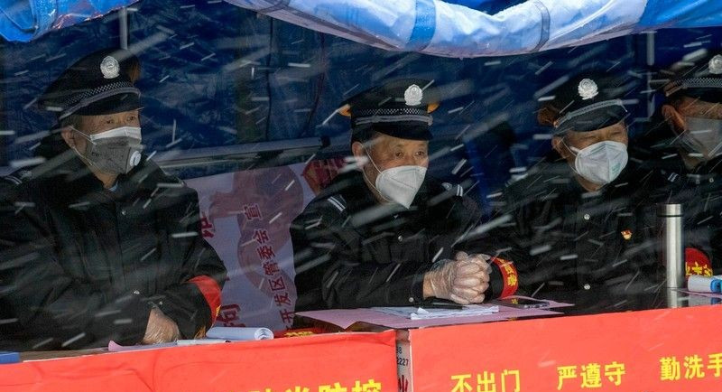 保安大叔，雪中門神.jpg